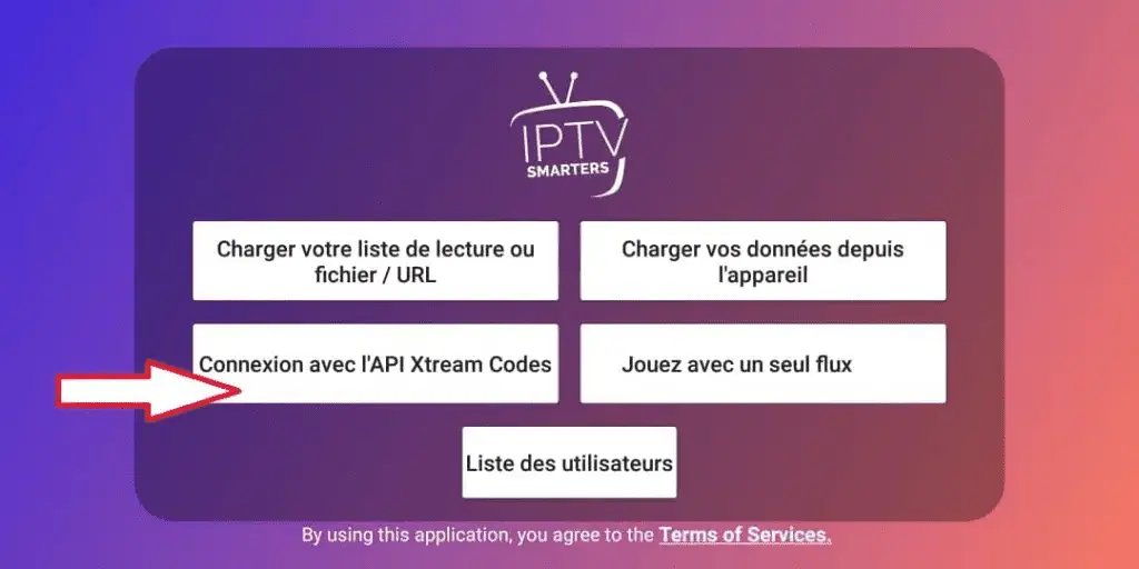 Écran de connexion d'IPTV Smarters Pro montrant les options pour charger une playlist ou se connecter avec l'API Xtream Codes.